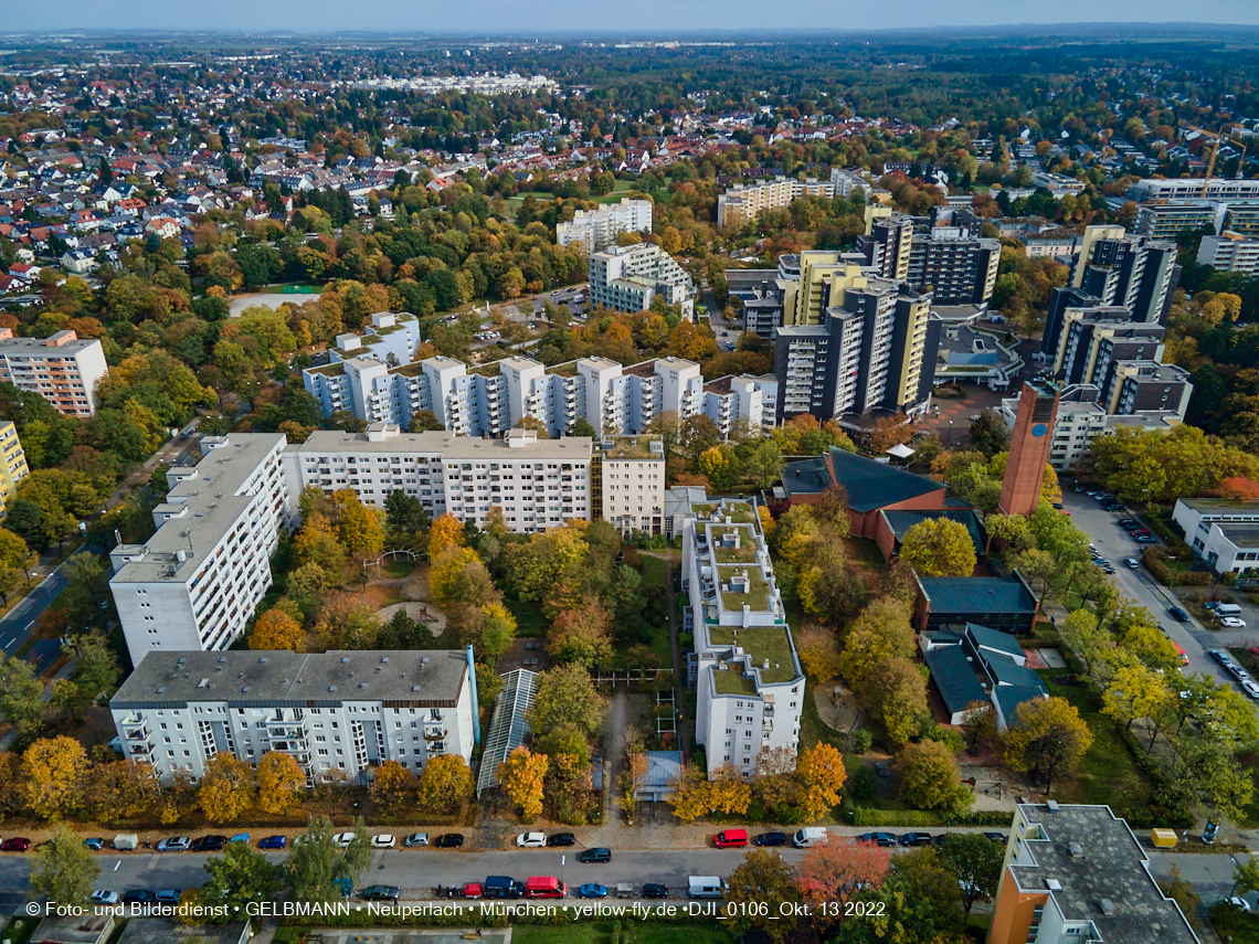 13.10.2022 - Das Marx-Zentrum und Wohnanlage Karl-Marx-Ring 52-62 in Neuperlach